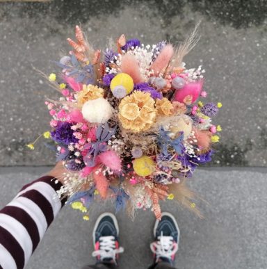 Wir bieten die Anfertigung eurer Hochzeitsaccessoires wie Brautsträuße und Dekorationen aus Trockenblumen.